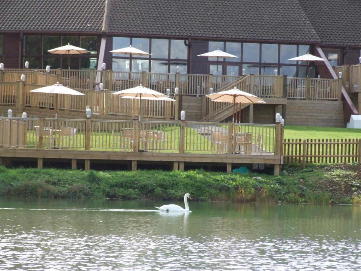 Lakeside Park Hotel & Spa Fishbourne  Exteriör bild