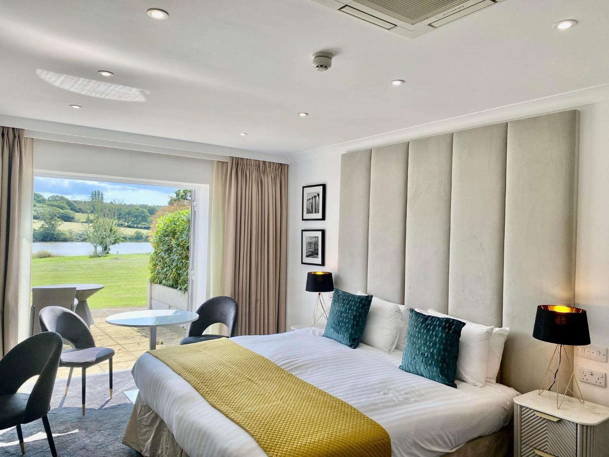 Lakeside Park Hotel & Spa Fishbourne  Exteriör bild